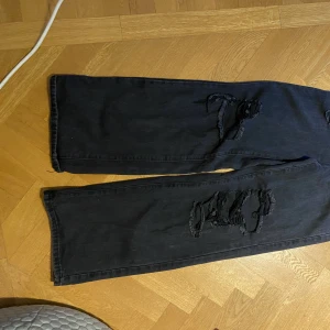 Svarta håliga jeans från shein - Hålen är ganska slitna men annars är dem inte så slitna. Högmidjade jeans 