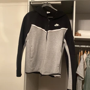Nike tech grå svart - En svart grå Nike tech säljer den för att den är för stor för mig nu pris 1349kr säljer för 500 använd en gång för att jag skulle testa