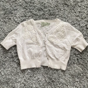 Vintage kofta - Såååå fin, köpt secondhand och aldrig använd av mig så superbra skick! Passar xxs/xs💗