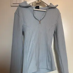 Poli tröja från Gina tricot , storlek xxs , köpt för 200kr säljer för 50kr