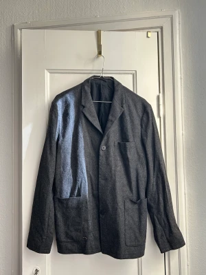 COS-kavaj - Kavaj i ull. Använd ett fåtal gånger. Fin för både herr och dam. 