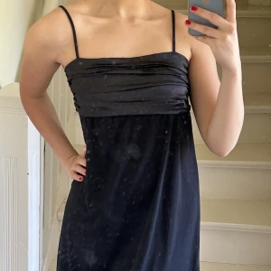 svart klänning  - Hittade this gem secondhand och står märket Carre Rouge PARIS i den! Så söt och stilren! perfekt till middag eller fest! Står ingen storlek men skulle säga S! 🌟🌟