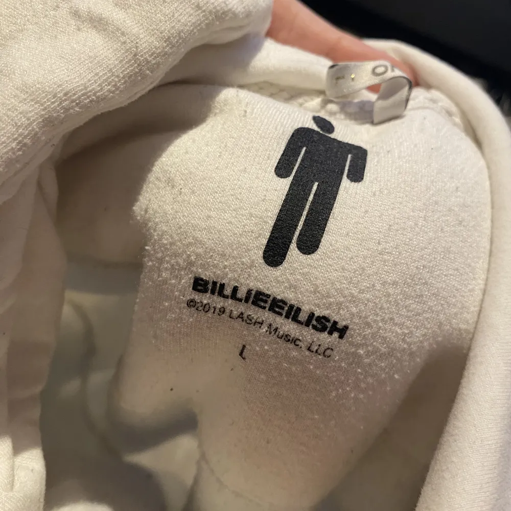 En äkta billie eilish hoodie från hennes offediella shop, helt okej skik och inte så använd, ska tvätta bort fläckarna innan som är tvättbara, storlek L, skön behaglig. Tröjor & Koftor.