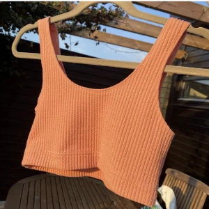 Sommar topp  - Ribbad topp, frakt tillkommer!🤎