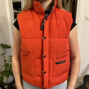 Canada Goose väst - Canada Goose väst i storlek S. Har använt den få gånger så den är i bra skick. (Frakt tillkommer)🤍