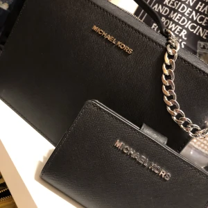 Väska + plånbok  - Sparsamt använt  Fått i present, Men vill ej ha dom, för passar ej min stil