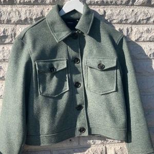 Kort grön kappa  - Säljer min gröna kappa som är köpt på Kappahl. Använd men i fin skick.  Storlek: S Nypris:400kr Mitt pris:250  