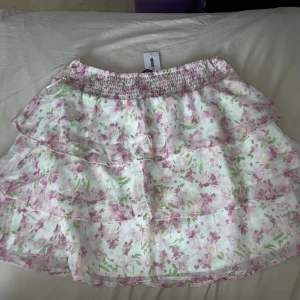 Gina tricot kjol - Gina tricot kjol,  Helt ny, oanvänd, prislapp finns kvar  Trendig och passar bra för sommaren. Kolla på andra sliden för att se passformen🥰 