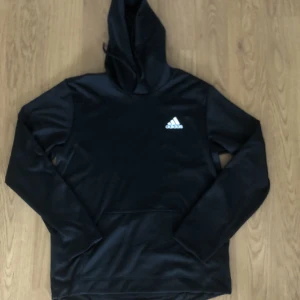 Adidas luvtröja  - Svart Adidas luvtröja i storlek M