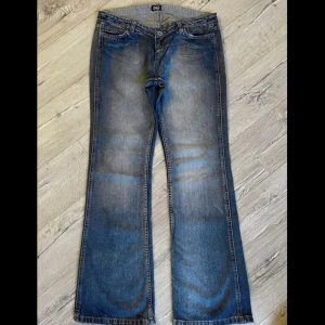 Lågmidjade jeans - Low waist bootcutjeans från Dolce & Gabbana! Fint skick, snygg tvätt. Smickrande passform på jeansen. Storleken motsvarar typ storlek M, funkar bra på lite större också pga stretch. Skriv för bilder och mått💕