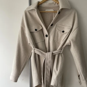 Oversized kappa nelly, skjortjacka - Storlek 32 men stor i storlek. Använd 1 ggn. Skönt och mjukt material