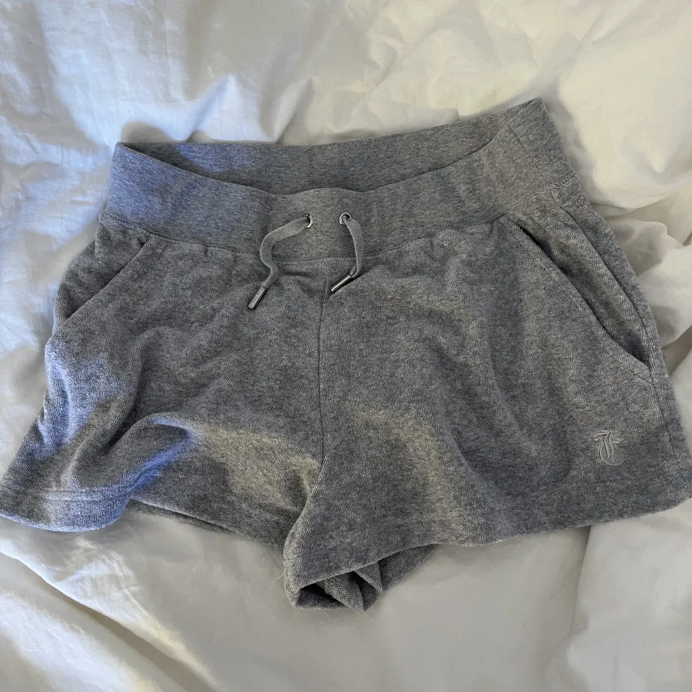 Jättefina shorts från Juicy Couture, inköpt för en vecka sen men fick fel storlek🤍 Endast testade, nyskick! Storlek M. Nypris 599kr.      . Shorts.