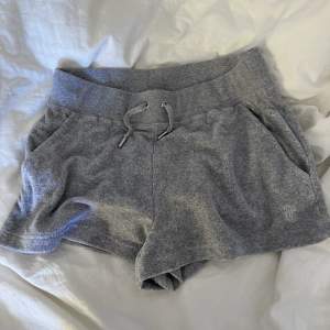 Jättefina shorts från Juicy Couture, inköpt för en vecka sen men fick fel storlek🤍 Endast testade, nyskick! Storlek M. Nypris 599kr.      