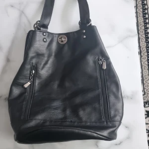 Nytt Väska och ryggsäck  - Det är ett nytt ryggsäck och kan bli en väska också. Man kan använda som ryggsäck eller som väska.