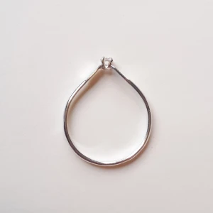 Silverring  - Ring i äkta silver med sten och platt detalj upptill. Nyskick och helt oanvänd. Storlek 57 (2,1 cm i diameter) Ask: 10 kr (valfritt) Frakt: 15 kr