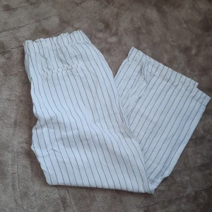 Randiga Linnebyxor från lindex  - Randiga linnebyxor i storlek m från lindex, har en liten oljefläck som sänker priset men kom med egna bud, säljer då de blivit för korta i benen för mig. Nypris 399