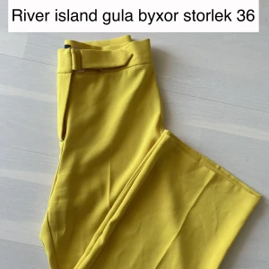 Gula sommarbyxor - Ankellånga kostymbyx liknande sommarbyxor med snygg skärp detalj i midjan, högmidjade - säljer pga tyvärr blivit alldeles för små för mig 