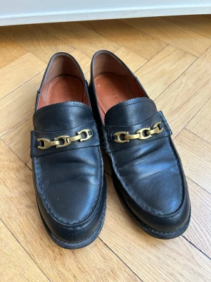 Coach loafers stl. 38 - Svarta läder loafers. Använda men i ok skick. Storlek 38