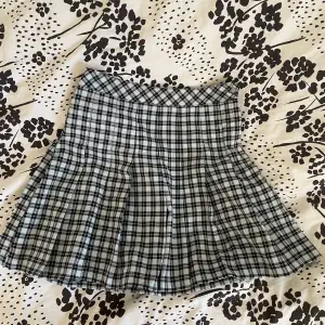 Säljer denna veckade kjol då jag har för många som jag inte använder. Den köptes för 200kr och är i nyskick. Pris kan diskuteras!!