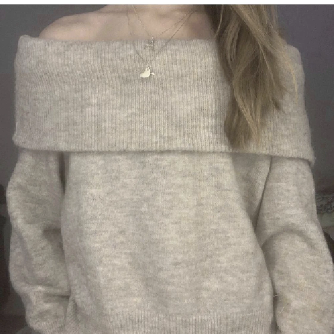 Off-shoulder tröja