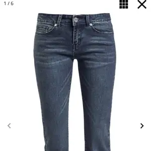 Jeansen är lågmidjade med bootcut och är ett av mina favorit jeans men vill nu kolla om det är någon som är intresserad av att köpa. Dom är lite slitna baktill längst ner då dom har varit lite långa på mig men annars jättefina. 