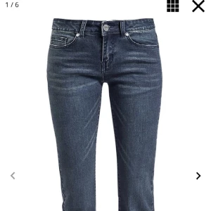 Lågmidjade jeans med bootcut - Jeansen är lågmidjade med bootcut och är ett av mina favorit jeans men vill nu kolla om det är någon som är intresserad av att köpa. Dom är lite slitna baktill längst ner då dom har varit lite långa på mig men annars jättefina. 