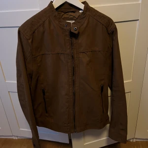 Light jacket - I bought this jacket last year but now it’s small for me and I only used it two times