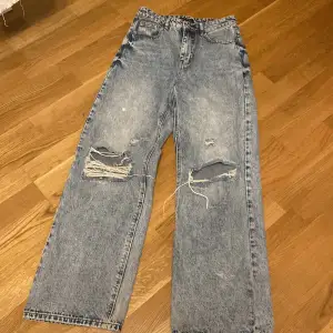 Jeans i fint skick, inga fläckar som de ser ut att vara på bilden, byxorna är sådana. 