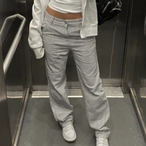 Mango randiga cargo pants - Mangos svart och vitrandiga populära och slutsålda cargopants i storlek 38! SÅ snygga. Innerben 72 och midjemått 39 tvärs över! Hör av er vid frågor!