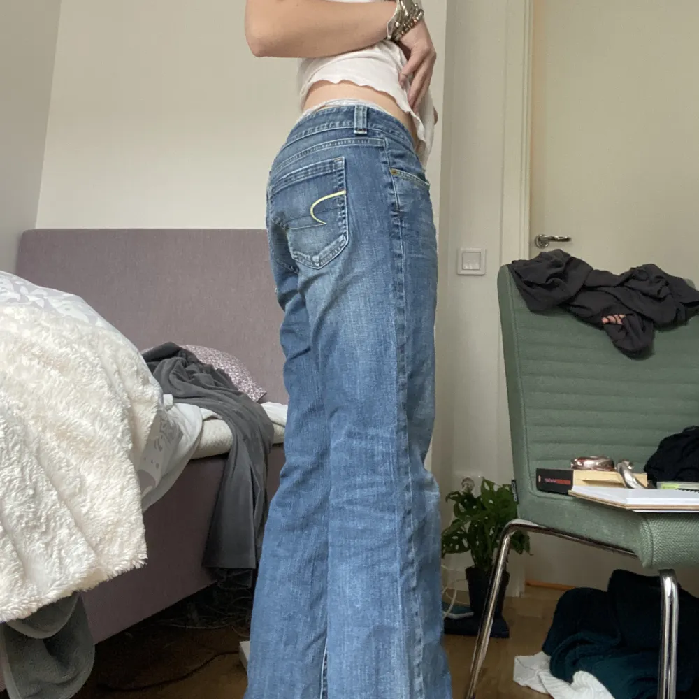 Asnajs baggy lågmidjade jeans. Jag är 165 cm, jeansen är storlek 38. Innerbenslängd 74-75 cm, midjemått 88 cm runt hela . Jeans & Byxor.