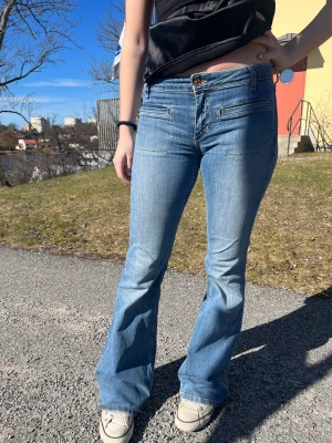 Lågmidjade jeans - Lågmidjade jeans i stretshigt material