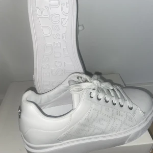 Guess skor stl 36 - Använda vid endast ett tillfälle. Säljes pga de inte kommer till användning. Pris alltid diskuterbart 