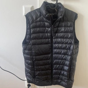 Calvin Klein väst - Säljer min Calvin Klein väst då den blivit för liten. Bra skick.