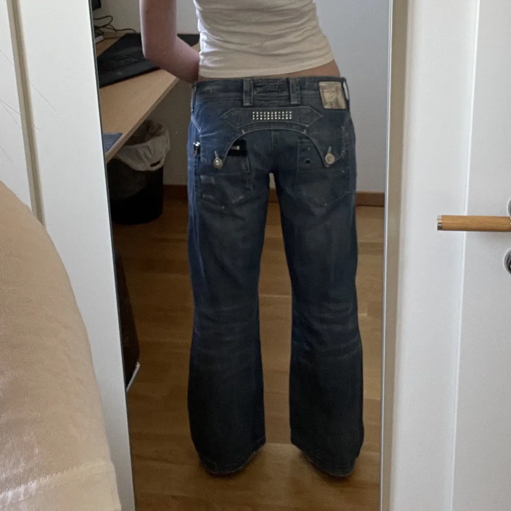 Säljer dom här snygga jeansen som inte kommer till användning🔥Midjemått 43cm Innerbenslängd 74cm (jag är 170cm). Jeans & Byxor.