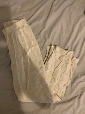 Byxor till sommaren, 70kr/st - 1: Linnebyxor, storlek S  2: Bootcut byxor, low waist, storlek S  3: Röda festbyxor, Nelly, storlek S 