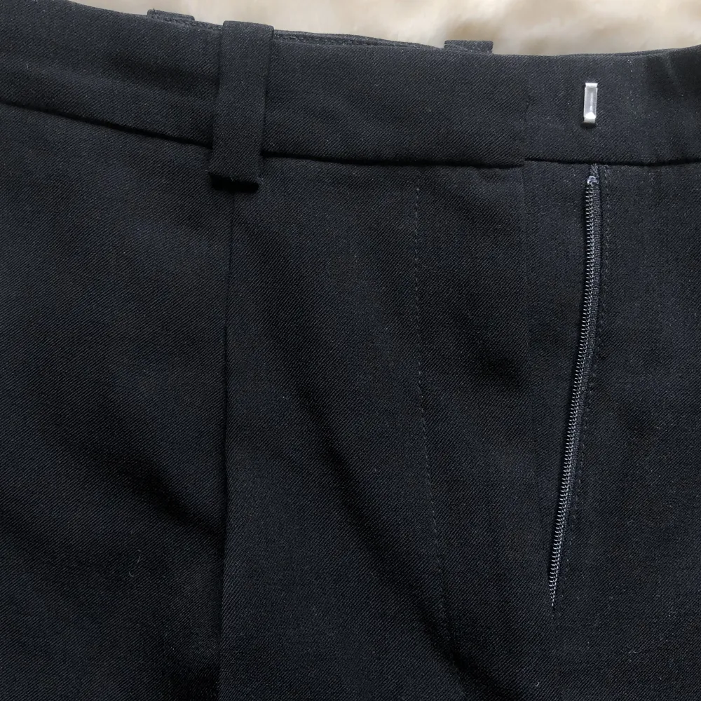 Klassiska svarta, raka, dressade kostymbyxor! De har endast använts fåtal gånger, säljer då de tyvvär är smått för korta för mig som är 176. . Jeans & Byxor.