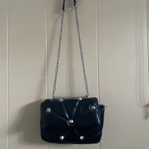 Väska - Fin väska som tyvärr aldrig kommit till andvänding!  Väskan är helt ny och aldrig andvänd! 