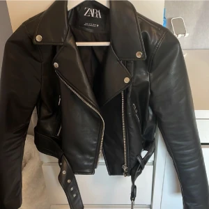 Zara skinnjacka  - En skinn jacka jag inte har någon användning för längre! Är i ett väldigt bra skick! Skriv ifall ni är intresserade och vill ha mer bilder