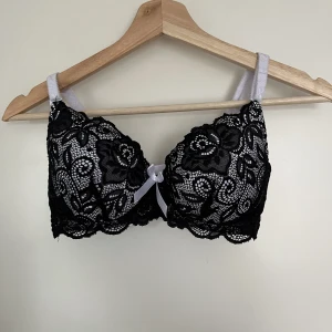 jättesöt spets-bh med rosett! (aldrig använd) - Fin bygel-bh i bra skick! (Aldrig ens provat den) Den ser lite stor ut på bilden men den är i storlek 75 B/C