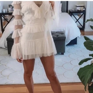 ”Ida Sjöstedt klänning” - Jättefin klänning till student/skolavslutning eller annat! Köpt här på plick men den passade inte mig, bilderna är lånade.  