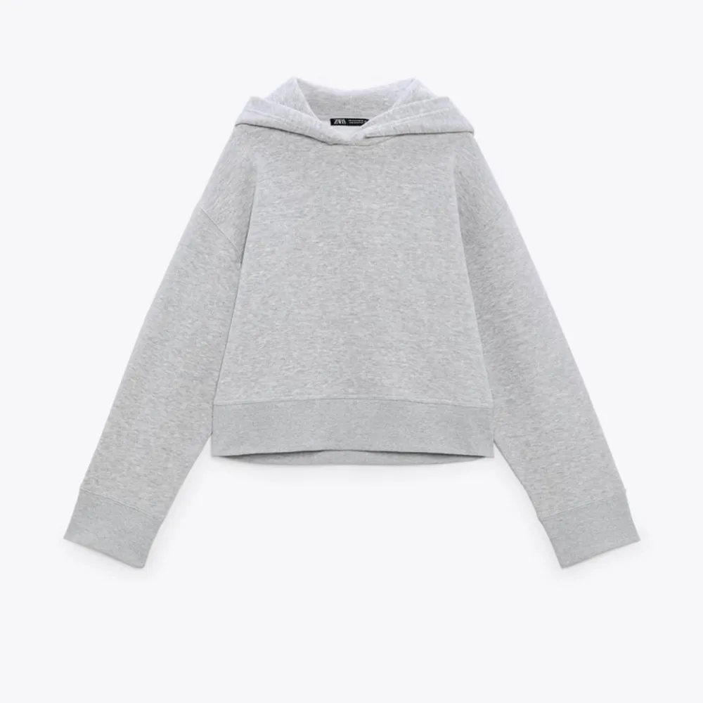 Grå hoodie från Zara i storlek M, sitter snyggt och lagom oversize på mig som vanligtvis bär S. Såså snygg och populär 😚😚. Hoodies.