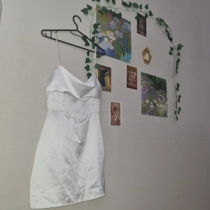 studentklänning i satin 💌 - satinklänning med korsettdetalj från Zara, använd en gång! 💖 