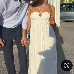 Klänning - Lånad bild. Köptes från H&M förra året men har inte kommit till användning. 🫶🏼