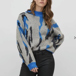Stickad Tröja - En helt oanvänd grå/blå/svart tröja ifrån Vila. Lite oversized i modellen.