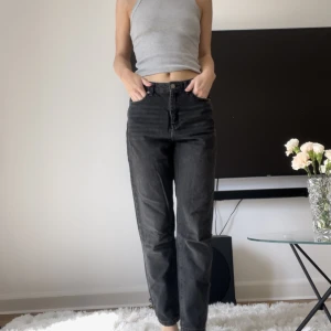 Stentvättade jeans från Ginatricot  - Nyskick! Typ aldrig använda.  Är högmidjade men funkar även så som på bilden. För referens är jag en xs/s.