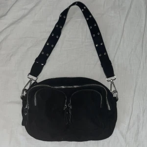 Axelväska från Gina Tricot  - Köpte denna väska för ett cirka två år sedan och har för det mesta legat i en låda! Den är i toppenskick🌟🙌