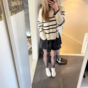 Volangkjol - Säljer min supergulliga volangkjol som passar det mesta, funkar perfekt med strumpbyxor men även bara som den är, frakt 54kr💕