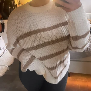 Stickad tröja  - Oanvänd stickd tröja ifrån lager 157.  Oversize stl L 