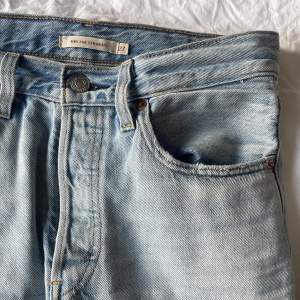 Säljer mina älskade Levis ribcage jeans! Har tyvärr växt ur dessa men redan beställt nya då detta är enligt mig bästa jeansen. Är i Stl 27, och längd 29. Sitter som en small ungefär och går ner till fötterna på mig som är 165 cm lång