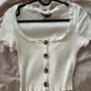 Topp - En enkel, söt och fin topp!   Den är köpt på SHEIN men är faktiskt superfin och bra skick!